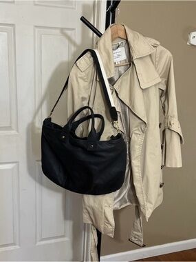 Versatile Black Shoulder Tote with shoulder strap
